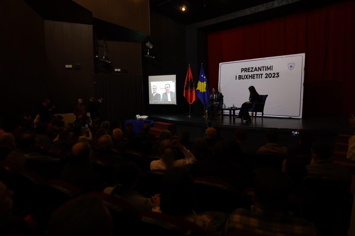 Kryetari Hyseni, kryeministri Kurti dhe ministrat Murati e Nagavci, prezantojnë buxhetin për vitin 2023 në takim me qytetarët