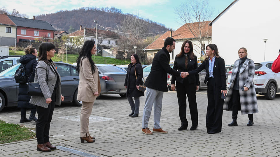 Ministrja Albulena Haxhiu dhe Ministrja Arbërie Nagavci vizitojnë Kamenicën, në kuadër të fushatës “As edhe një më shumë”